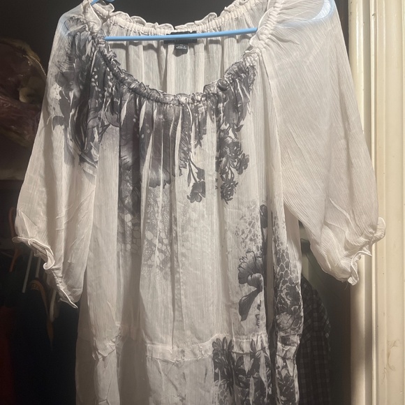 Light and see threw white short sleeved shirt - Picture 2 of 4